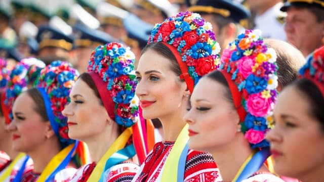 Des femmes en costumes traditionnels lors de la parade militaire marquant le 30e anniversaire de l'indépendance de l'Ukraine, le 24 août 2021 à Kiev