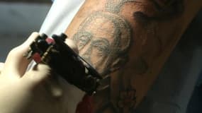 Attention, les encres des tatouages finissent dans les ganglions