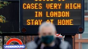 Un panneau d'information invitant les Londoniens à rester chez eux en raison du nombre de cas très élevés de contaminations au Covid-19, le 23 décembre 2020 à Londres