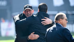 L'accolade entre Eric Roy et Julien Stéphan lors du match breton Rennes-Brest, 28 avril 2024