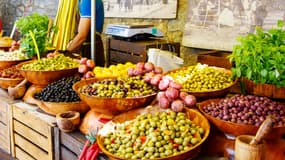 Stand d’olives sur un marché provençal