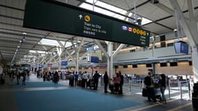 Des passagers attendant de récupérer leurs bagages avant un vol vers Istanbul à l'aéroport international de Vancouver (Canada), le 2 mai 2021.