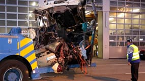 Les débris du car transportant des vacanciers belges qui a percuté le mur d'un tunnel dans le canton du Valais en Suisse.