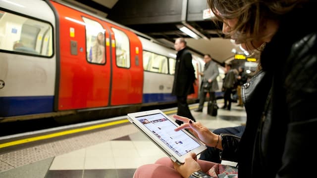 Les ordinateurs portables, tablettes et smartphones transforment le long temps passé dans les transports en heures travaillées. Pourtant la connectivité à internet haut débit reste très peu répandue dans les avions et trains.