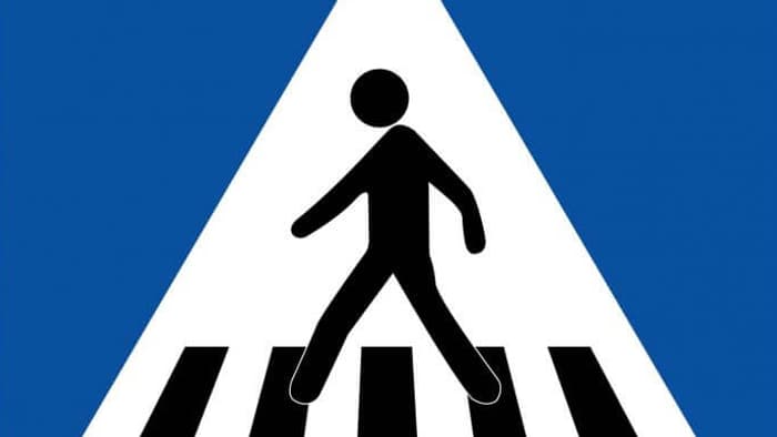 Le panneau classique signalant un passage piéton en France. Le panneau classique signalant un passage piéton en France.