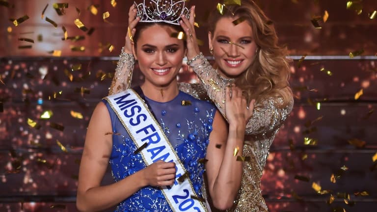 Diane Leyre, Miss Ile-de-France, couronnée Miss France 2022 par Amandine Petit, Miss France 2021, le 11 décembre 2021 à Caen