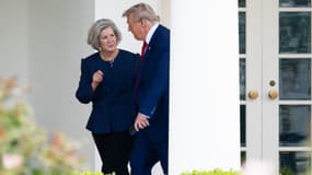 Le président américain Donald Trump s'entretient avec la chef de cabinet de la Maison Blanche, Susie Wiles, avant de quitter la Maison Blanche à Washington, DC, le 20 juin 2025. 