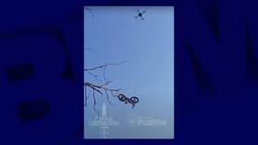 Une vidéo montre le drone transportant le vélo au soldat ukrainien blessé, le 31 juillet 2025