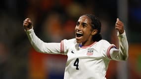 Naomi Girma, avec son équipe nationale des USA, célébrant contre les Pays-Bas