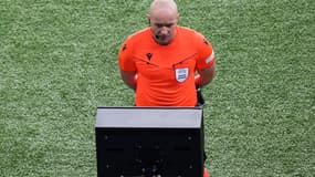 L'arbitre Szymon Marciniak avant d'accord un penalty controversé lors de PSG-Newcastle, le 29 novembre 2023