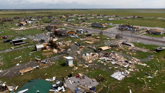 Vue aérienne des dégâts causés par l'ouragan Laura, le 27 août 2020 à Lake Charles, en Louisiane