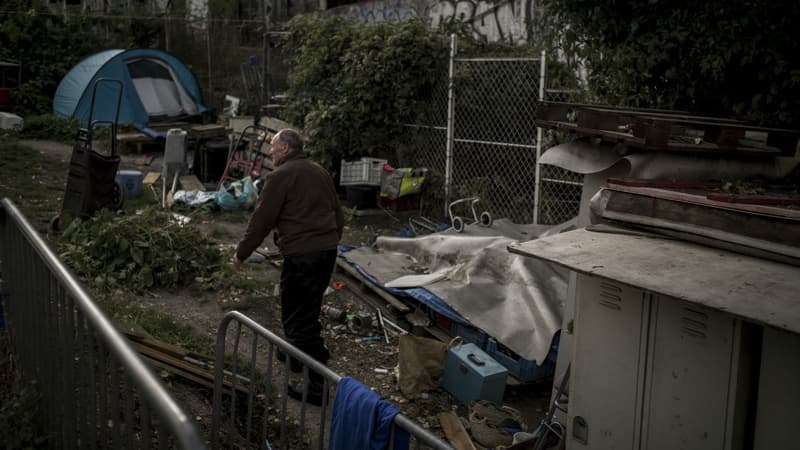 Un SDF à côté du périphérique parisien en août 2016