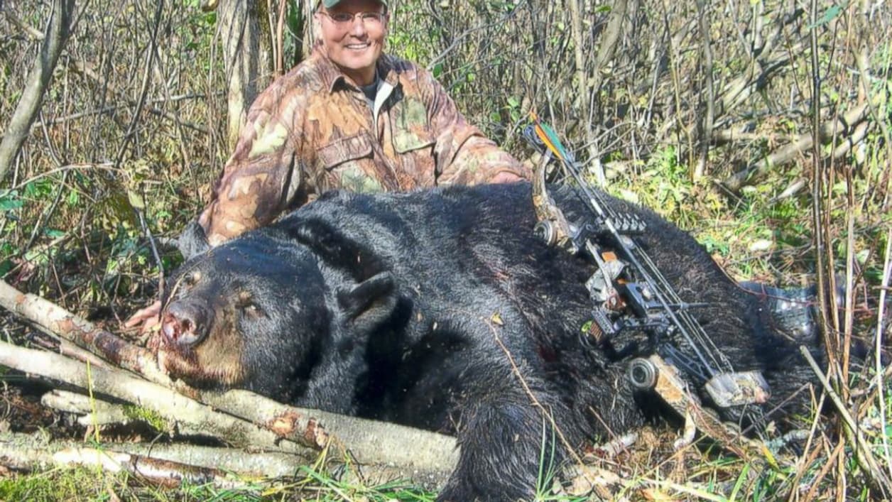 Walter Palmer devant l'ours qu'il vient d'abattre dans le Wisconsin, en 2006. Walter Palmer devant l'ours qu'il vient d'abattre dans le Wisconsin, en 2006.