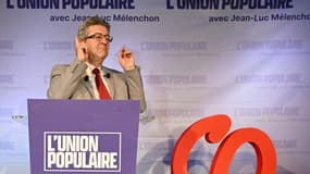 Le chef de file de La France Insoumise (LFI), Jean-Luc Mélenchon, s'adresse à ses partisans le 10 avril 2022 à Paris, au soir du premier tour de l'élection présidentielle française


