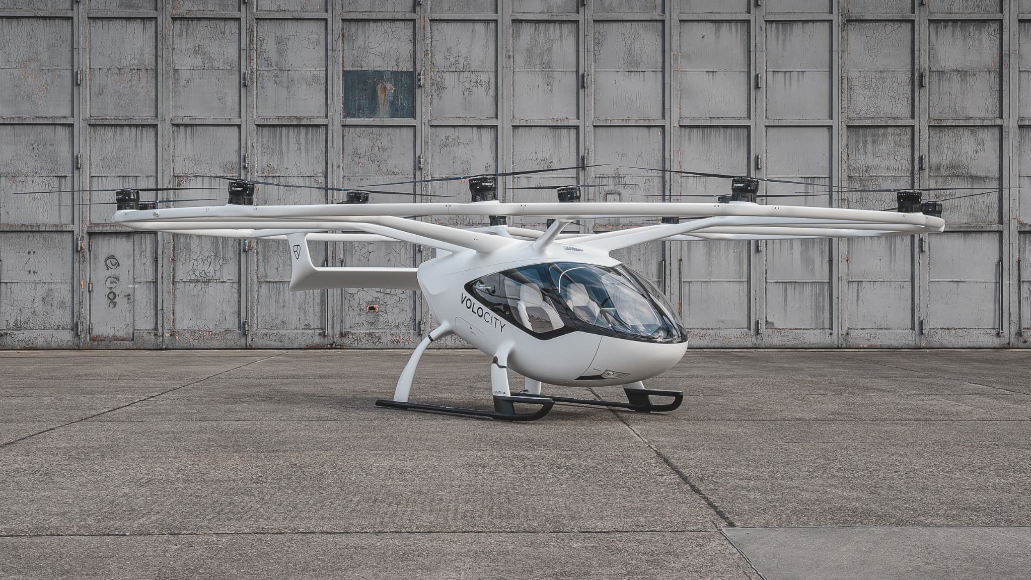 Reconnaissable à son imposante couronne - au-dessus du cockpit - qui compte 18 moteurs, le VoloCity est un biplace. 