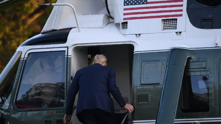 Le président américain Donald Trump monte à bord d'un hélicoptère à Washington pour se rendre dans un hôpital, le 2 octobre 2020