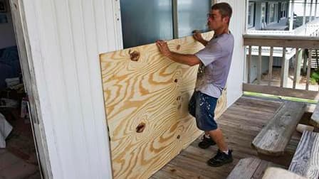 A Atlantic Beach, en Caroline du Nord. La côte Est des Etats-Unis a accéléré jeudi sa préparation à l'arrivée de l'ouragan Irene, prévue pour ce week-end, de nombreux Etats du littoral s'attendant à en subir les effets dévastateurs. /Photo prise le 25 aoû