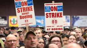 Des salariés de Boeing lors d'un rassemblement de grève organisé par l'Association internationale des machinistes et des travailleurs de l'aérospatiale (IAM) à Seattle, le 15 octobre 2024.
