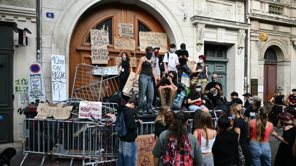 Des élèves bloquant l'entrée du lycée Mongrand lors d'une manifestation dans le cadre du mouvement "Bloquons tout", à Marseille, le 10 septembre 2025.