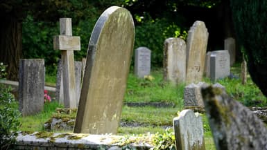 Des tombes dans un cimetière (photo d'illustration).