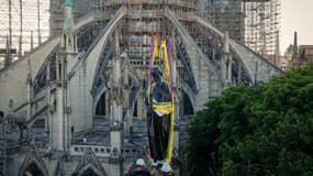 La statue en cuivre de Saint Paul a été replacée sur le gradin qu'elle occupait depuis la moitié du 19e siècle sur le toit de la cathédrale Notre-Dame de Paris, lundi 23 juin.