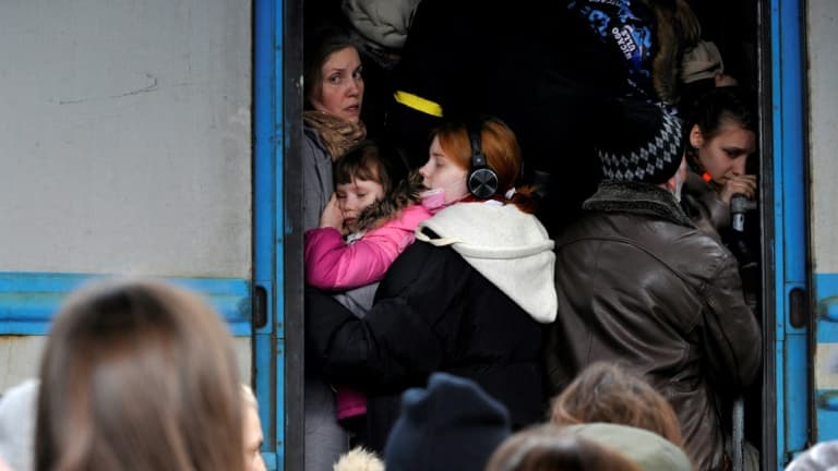 Des civils s'entassent dans un train d'évacuation à la gare centrale de Kiev, le 4 mars 2022