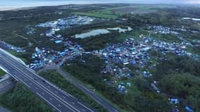 L'étendue de la "jungle" de Calais vue du drone de BFMTV