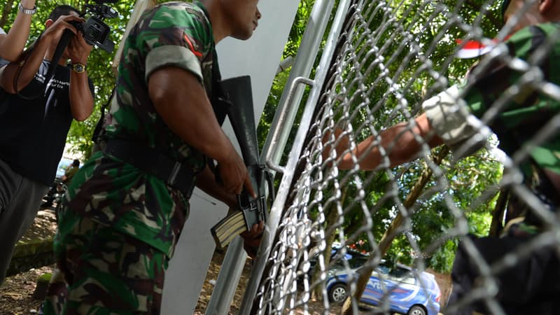 Des militaires arrivent dans la prison où sont détenus les neuf condamnés à mort, en Indonésie.