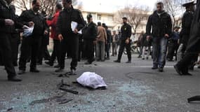 Des policiers sur les lieux d'un attentat à Téhéran. Un spécialiste iranien du nucléaire a été tué mercredi par l'explosion d'une bombe placée sur sa voiture dans le nord de la capitale iranienne, a déclaré le gouverneur adjoint de la capitale iranienne,
