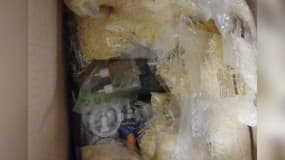 Des objets retrouvés dans des cartons de fromage râpé à la prison de Fresnes