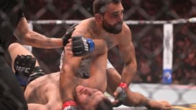 Benoît Saint Denis, arrêté par l'arbitre, après un étranglement bras-tête triomphant sur Kyle Prepolec à l'UFC 315