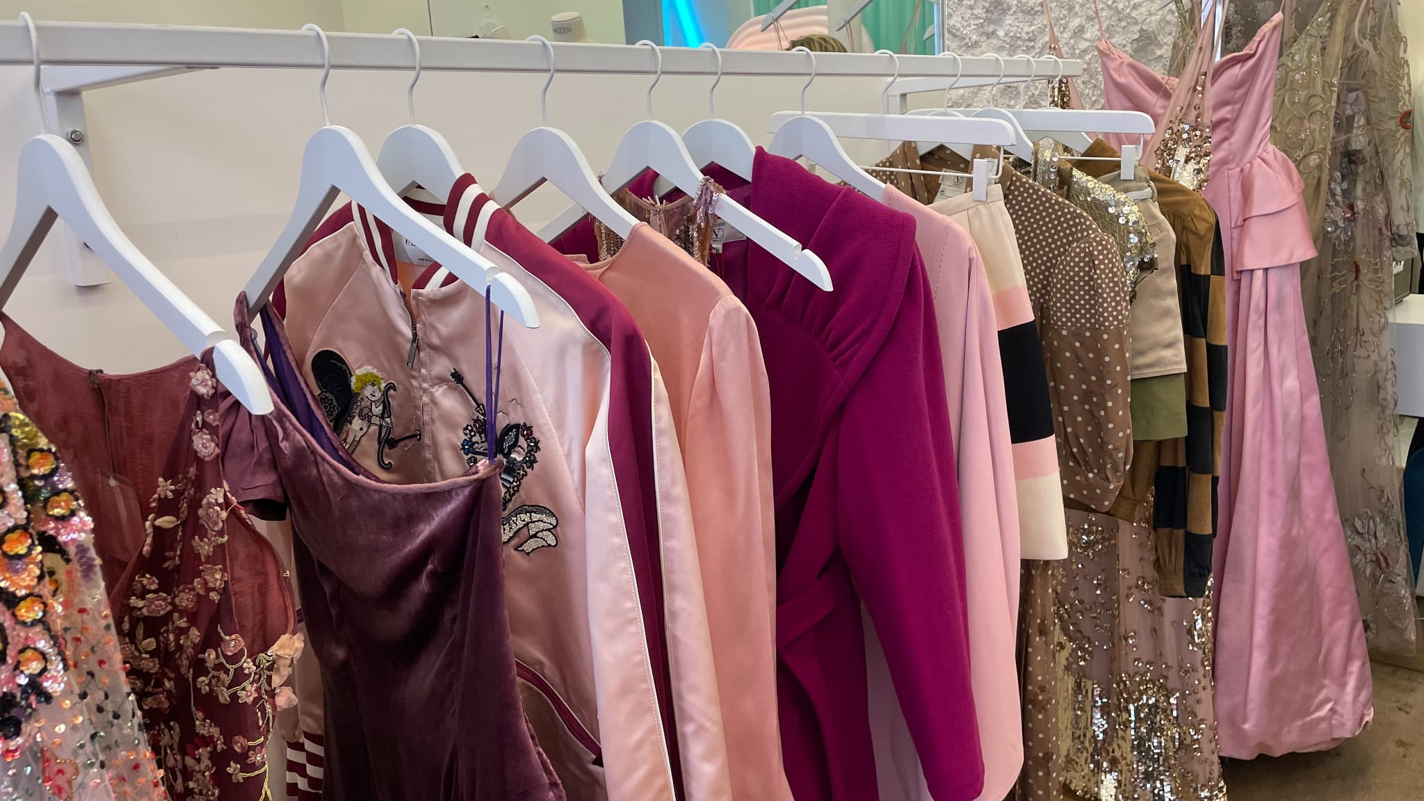 Les pièces vintage de Valentino présentées chez Plaisir Palace à Paris. Les pièces vintage de Valentino présentées chez Plaisir Palace à Paris.