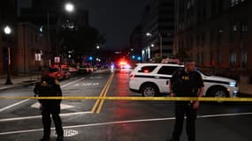 Des agents du FBI bouclent la scène à l'extérieur du Capital Jewish Museum après une fusillade qui a fait deux morts, à Washington, DC, le 21 mai 2025. 
