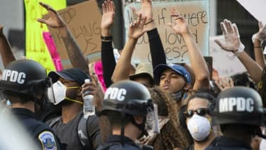 Face-à-face entre policiers et manifestants à Washington, le 31 mai 2020