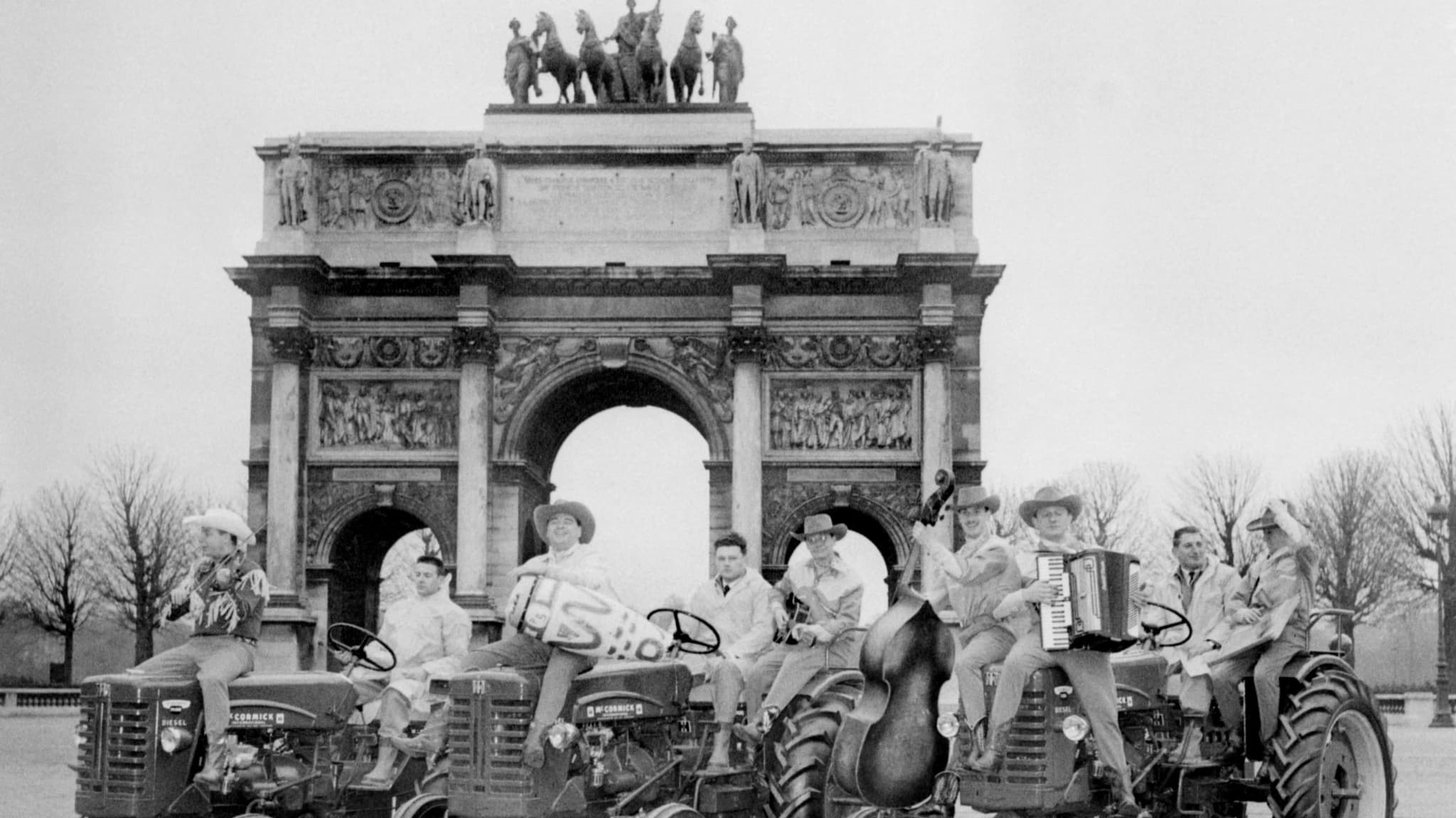 Des agriculteurs sur leurs tracteurs, en route pour le Salon Agricole, passent le 13 Mars 1959 devant l'Arc du Caroussel près du jardin des Tuileries à Paris.