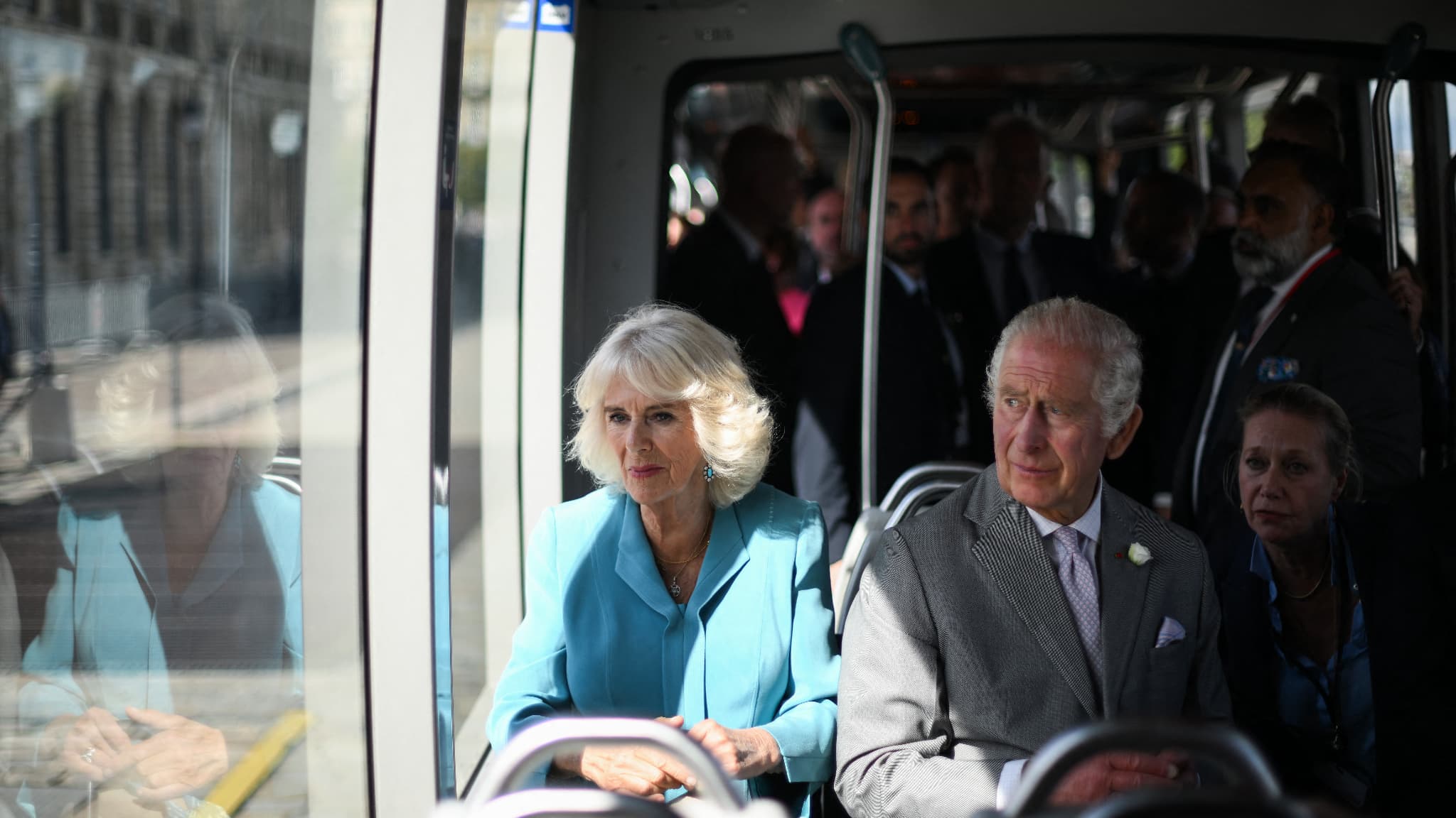 La reine Camilla et le roi Charles dans le tramway à Bordeaux, le 22 septembre 2023. La reine Camilla et le roi Charles dans le tramway à Bordeaux, le 22 septembre 2023.