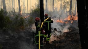 Des pompiers tentent d'éteindre l'incendie qui ravage le Var depuis lundi soir.