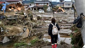 Une femme regarde les maisons détruites à Nagano après le passage du typhon Hagibis, le 15 octobre 2019