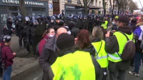 Loi sécurité globale: quelques tensions dans le cortège parisien