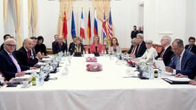 L'Iran et les grandes puissances à la table des négociations au Palais Cobourg de Vienne, le 13 juillet 2015.
