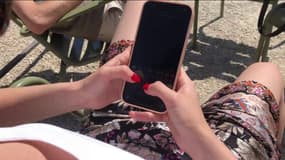 Une femme sur son smartphone, 2023