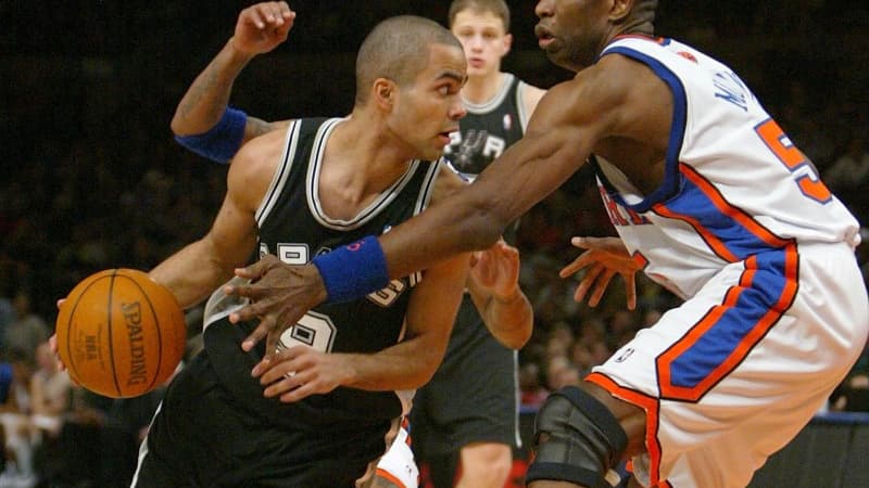 Dikembe Mutombo face à Tony Parker en janvier 2004