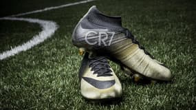 Des chaussures dorées et incrustées de microdiamants pour célébrer le 3e Ballon d'Or de Cristiano Ronaldo !