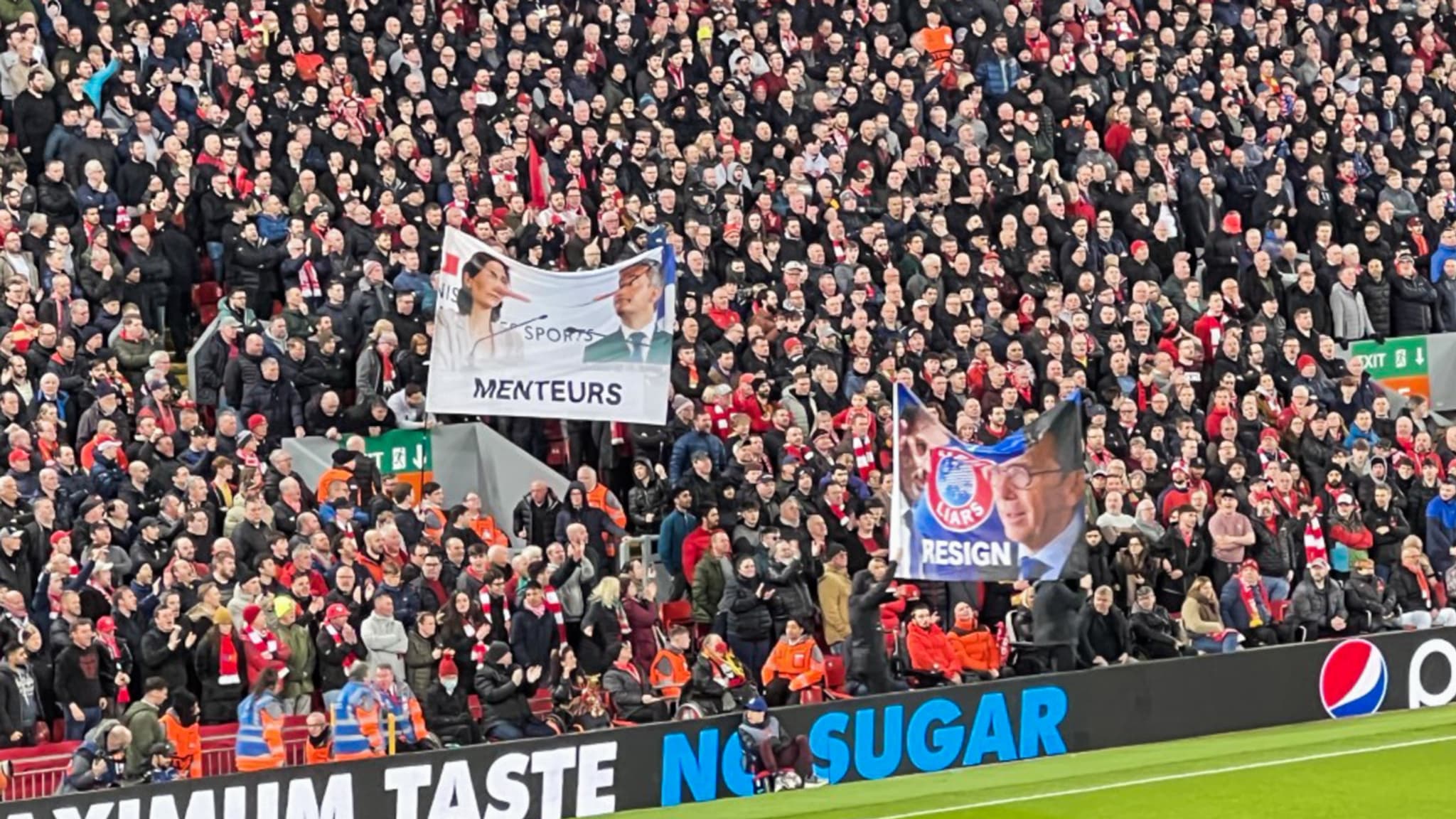 Les supporters de Liverpool en colère contre Gérald Darmanin et Amélie Oudéa-Castéra, à Liverpool le 21 février 2023