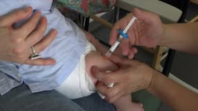 Un nourrisson en train de recevoir le traitement nirsevimab contre la bronchiolite, en octobre 2022