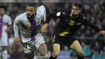 Memphis Depay au duel avec Miguel Mari lors de Intercity-Barça