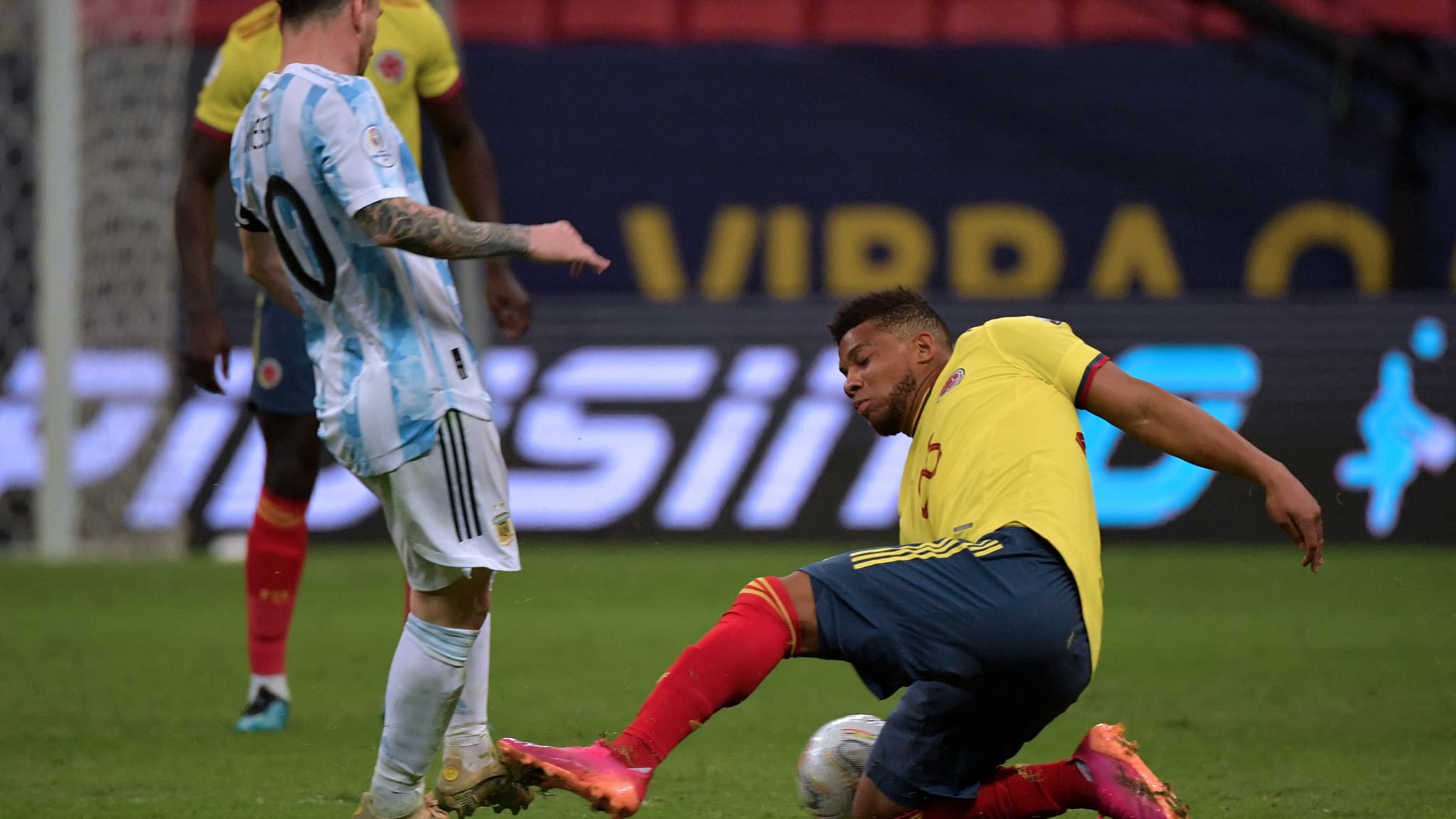 La semelle de Frank Fabra sur Lionel Messi