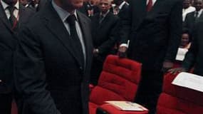 Nicolas Sarkozy, à son arrivée à la Fondation Houphouët-Boigny pour l'investiture d'Alassane Ouattara à la présidence ivoirienne. Le chef de l'Etat s'est ensuite rendu à Abidjan où il a assuré devant la communauté française que l'armée française maintiend