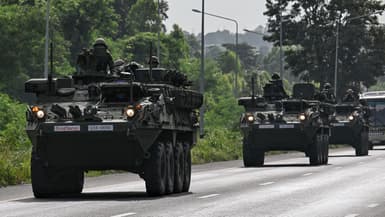 Des soldats de l'armée de Thaïlande photographiés à bord de véhicules blindés sur une route de la province de Chachoengsao, le 24 juillet 2025.