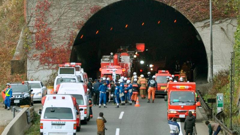 Sept personnes sont portées disparues après l'effondrement d'un tunnel autoroutier très fréquenté dimanche dans le centre du Japon. Un incendie s'est déclaré et des voitures ont été détruites à l'intérieur de ce tunnel de 4,7 km dans la préfecture de Yama